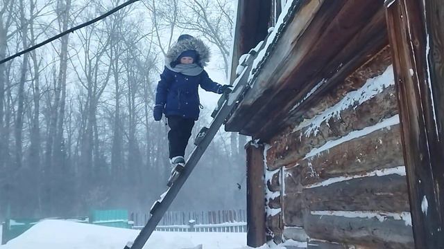 Где-то в избушке в лесу,метель,ветер,КРЫША,СУГРОБЫ!!!!!!!!! смотреть онлайн