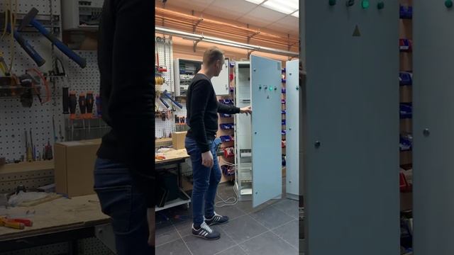 Сборка АВР 100А 3 ввода 1 вывод с распределительной группой ABB+ смотреть онлайн