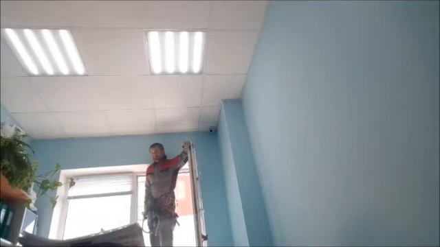 Подрядчик угрожает УК, что скинется с окна, если компания не вернет долг