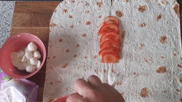 Лаваш, помидор и моцарелла - итальянский ролл за 3 минуты!! Быстро и просто! Pita with mozzarella! смотреть онлайн