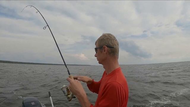 Рыбинское водохранилище .Половили судаков и щук . Вечерняя рыбалка на Рыбинском водохранилище . смотреть онлайн