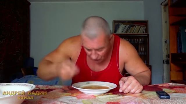 ем суп вилкой