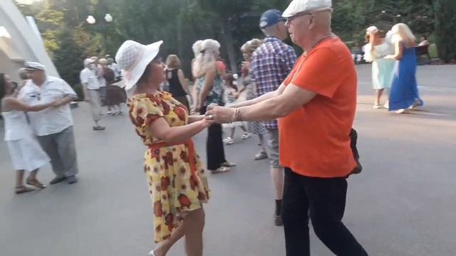 Дарите женщинам цветы!!!??Танцы в парке Горького!!!??Харьков 2021 смотреть онлайн