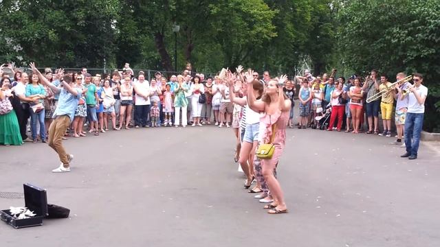 Москва, парк Горького, музыканты смотреть онлайн