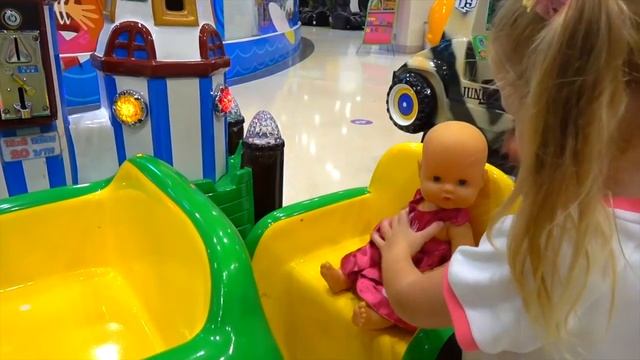 кукла играет на детской площадке смотреть онлайн