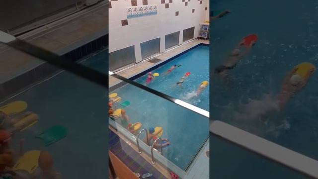 Учимся плавать . Бассейн Янтарь. смотреть онлайн