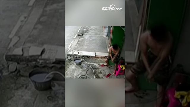 Man gets electric shock| CCTV English смотреть онлайн