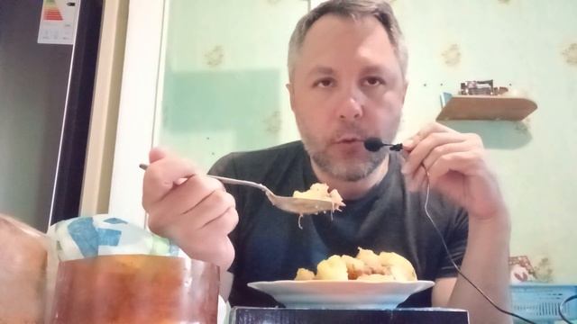 ASMR ИТИНГ. КУШАЮ КАРТОШКУ С ТУШЁНКОЙ