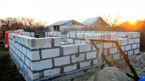 Серия 10 / Кладка оконного ряда газобетона / Капитальный дом для своей семьи.mp4