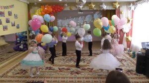 вход с шарами на выпускной (группа тнр)