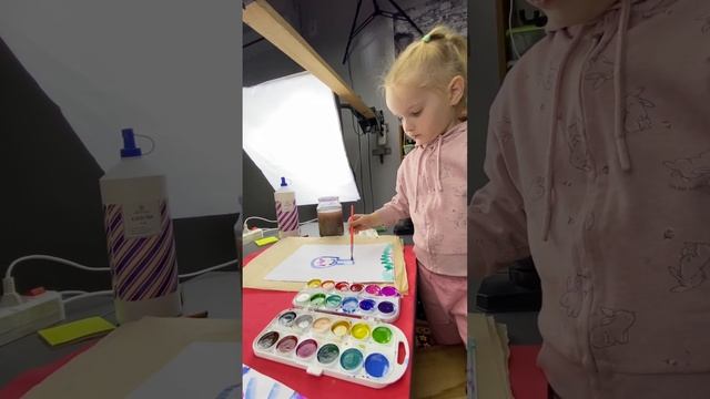 Маленькая Арина рисуют весёлые рисунки четыре года ￼ смотреть онлайн