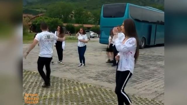Грузинские молодежь танцуют на экскурсии после последнего звонка. смотреть онлайн