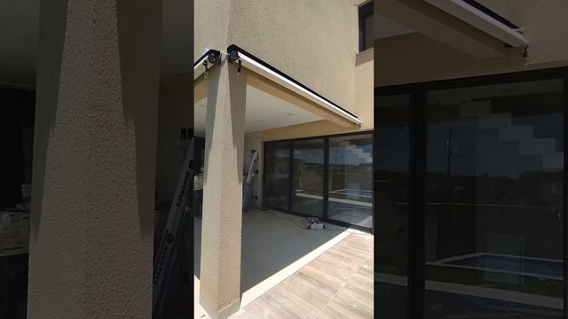 TOLDO RETRÁTIL EM LONA PVC MOTORIZADO