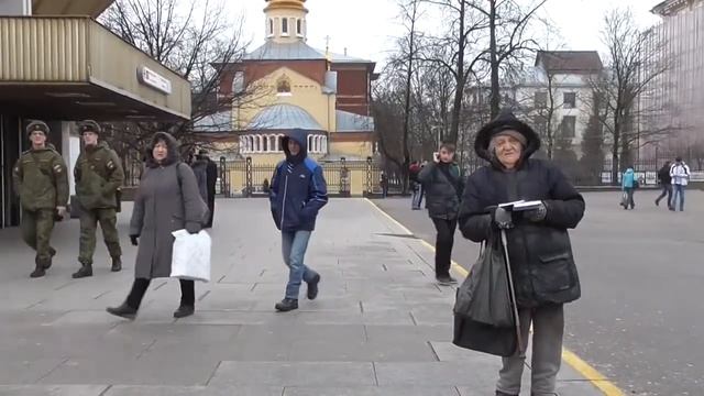 Знаменитая переводчица и поэтесса Галина Усова продает у метро свои книги со стихами о Таллинне смотреть онлайн