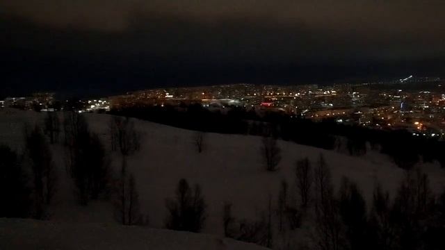 #заполярье #памятник АлёшеМурманск Памятник защитникам Заполярья. Панорама Мурманска с сопки . смотреть онлайн