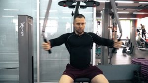 Сведения и обратные разведения в тренажере бабочка