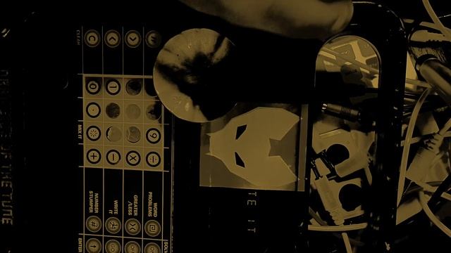 Speak and Math Circuit Bent Live Glitches смотреть онлайн