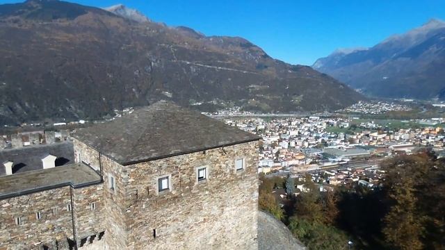 Castello Sasso Corbaro by drone (1 min) смотреть онлайн