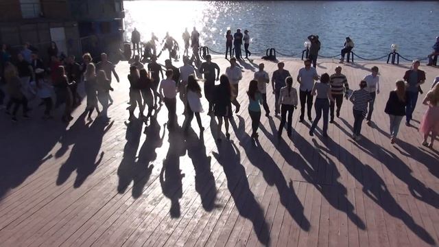 Москва. Танцы на Пушкинской набережной в парке Горького смотреть онлайн