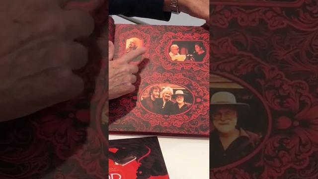Dirk Maggs Unboxes 'Good Omens' Vinyl Box Set смотреть онлайн