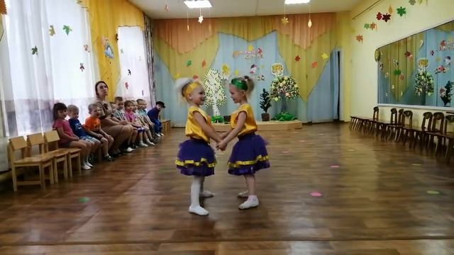 Милашки куклы неваляшки. Детский сад. Выступление на день пожилого человека. смотреть онлайн