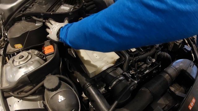 Mercedes W212 - Replace Engine Air Filter OM651 смотреть онлайн