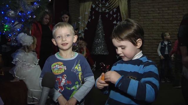 Краснолучские ребятишки Старый Новый год отпраздновали в клубе "Париж". смотреть онлайн