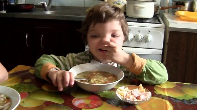 Вика кушает сало, сыр, суп. Мелкая моторика 08/07/2017 смотреть онлайн