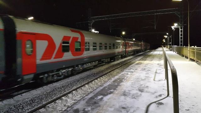 Электровоз ЭП2К-217 с пассажирским поездом на станции Фроловское смотреть онлайн