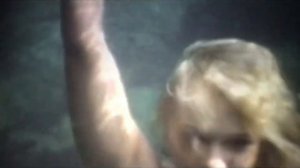 Дамочка под водой