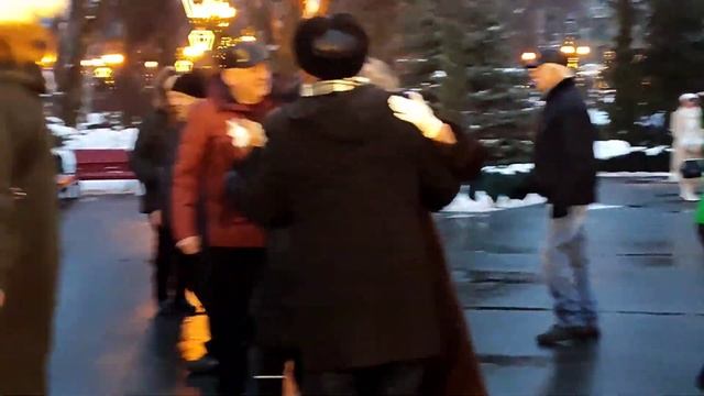 НЕПОХОЖИ НАШИ ЛИНИИ РУК! КРАСИВЫЕ ТАНЦЫ В ПАРКЕ ГОРЬКОГО ХАРЬКОВ СЧАСТЛИВЫЕ ДНИ смотреть онлайн