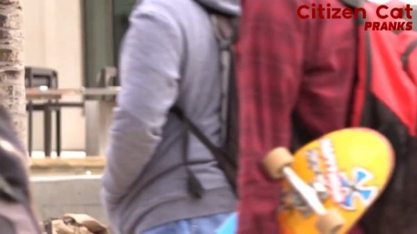 ДАРИТ ПРОХОЖИМ APPLE WATCH!