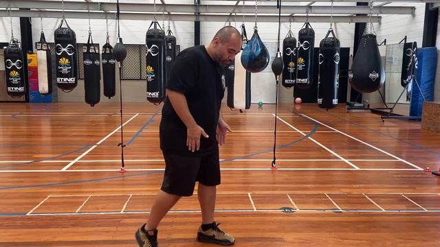 When to use a Square or Orthodox stance - Peek A Boo Style смотреть онлайн
