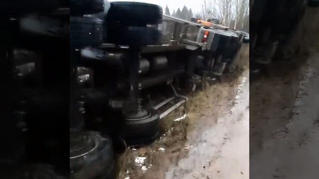 Авто утащило в обочину (гололёд)