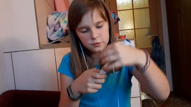 Вторая часть мы пробуем в шипучку очень громко шипит и очень вкусная открываем плакат. Клубничный в