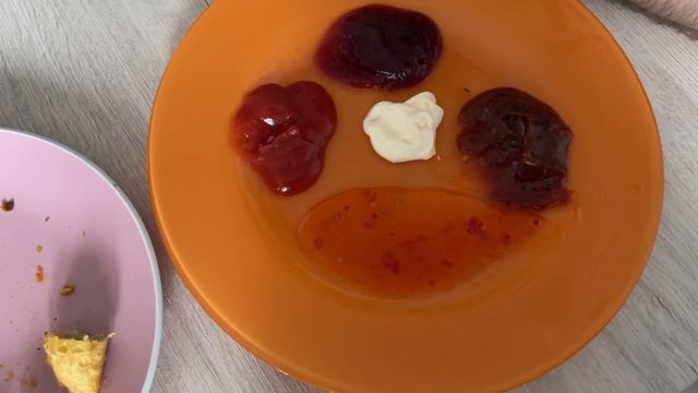 Как правильно есть чебупели / Жаренки vs Горячая штучка смотреть онлайн