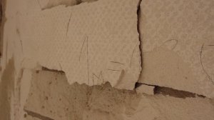 Дверной проём в кирпичной стене