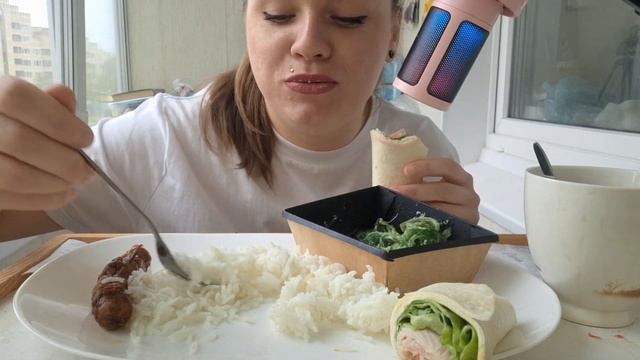 Мукбанг Ролл салат с курицей, рис и колбаски, чука салат #mukbang #фудблогер #мукбанг смотреть онлайн
