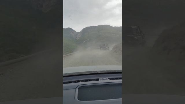 как едет Exeed TXL AWD по грунту, в догонку за УАЗ и Нивой? смотреть онлайн