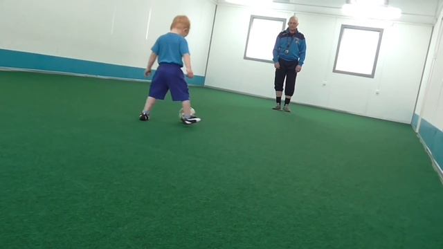 Маленький футболист 2,6 года:) Футбол для малышей смотреть онлайн