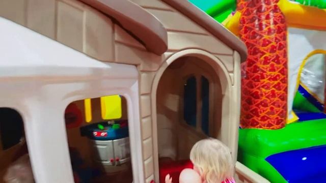 Детская игровая комната! Детское видео Куклы Лабиринт Батут смотреть онлайн