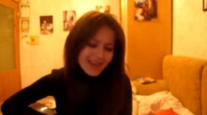 поет девушка под гитару