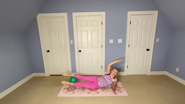 Core Workout With Mini Pilates Ball / 25 Minute Barre Workout