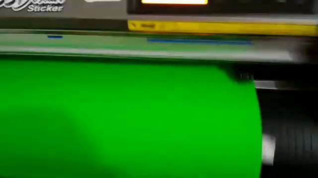 Proses Cutting Sticker Oracal Hijau Stabilo di 33Desain смотреть онлайн