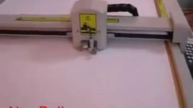 Планшетный режущий плоттер DCZ в процессе надсечки самоклейки и рисования, режущий плоттер и расрой смотреть онлайн