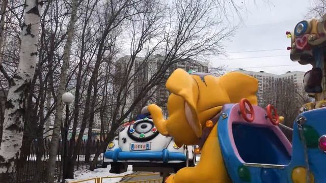 Катаюсь на аттракционе в парке смотреть онлайн
