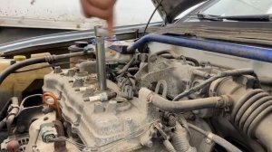 Замена свечей зажигания  на Nissan Almera N16. Как поменять свечи зажигания на Ниссан Альмера.