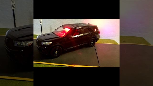 1/24 POLICE: 2022 Black Unmarked Ford Explorer with LEDs смотреть онлайн