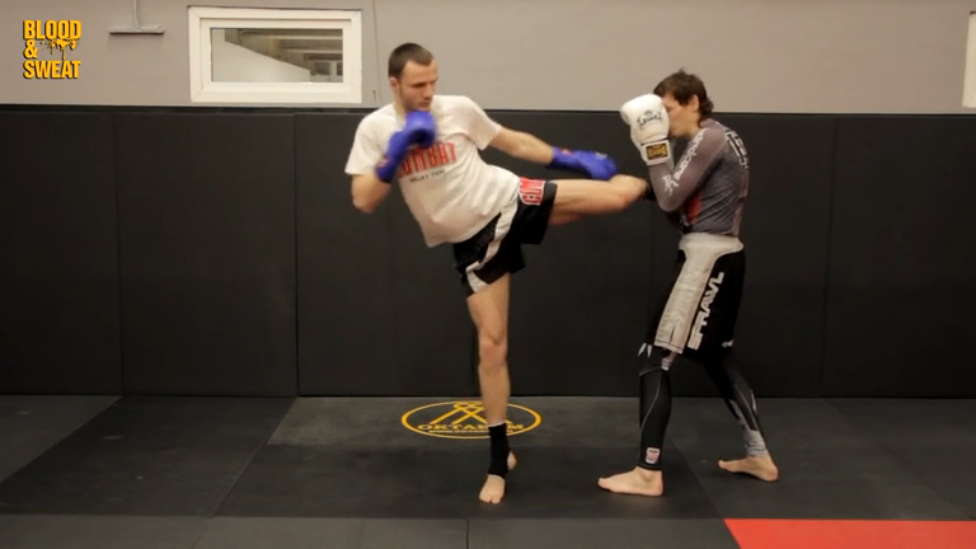 Муай тай. Комбинация рука нога. смотреть онлайн