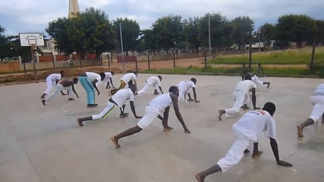Treino de Abada Capoeira Moxico смотреть онлайн